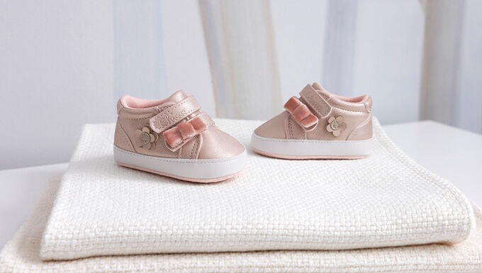 https://www.chicco.it/dw/image/v2/BJJJ_PRD/on/demandware.static/-/Sites-Chicco-Italy-Library/it_IT/dw4003f6ef/site/06-Pagina di Categoria/Fashion/Scarpe/Nuova Collezione/2026/AI 2026/BTS./680x385px-CHICCO_FW-26_102.jpg